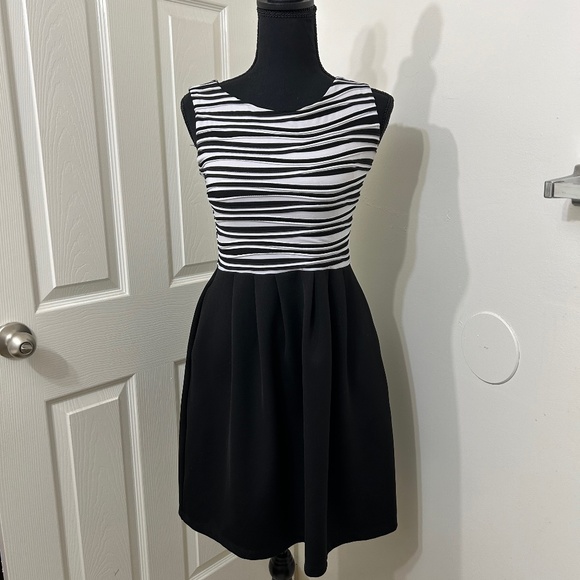 Cynthia Rowley Black and White A Line Mini Dress With Pockets Size 4 - Picture 1 of 6